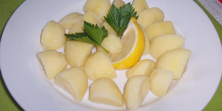 Vařené brambory s citronem (Brambory vařené s citronovou šťávou)