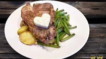 Vepřová krkovice s fazolkami na medu a pečenými brambory