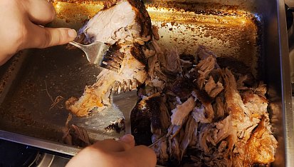 Bagety plněné trhaným vepřovým masem s domácí kouřovou barbecue omáčkou