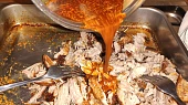 Bagety plněné trhaným vepřovým masem s domácí kouřovou barbecue omáčkou