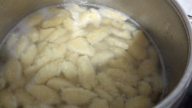 Bramborové chlupaté knedlíky k masu