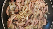 Bramborové noky se špenátem slaninou a smetanou.