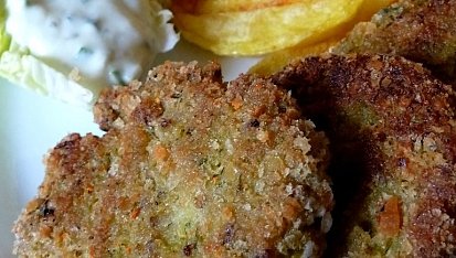 Brokolicové karbanátky s domácími hranolky a s jogurtovým  dipem, Brokolicové karbanátky a domácí hranolky s dipem