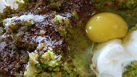Brokolicové karbanátky s domácími hranolky a s jogurtovým  dipem
