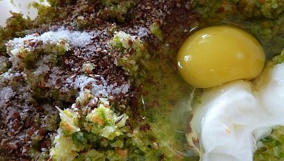 Brokolicové karbanátky s domácími hranolky a s jogurtovým  dipem, Přidáme ostatní ingredience