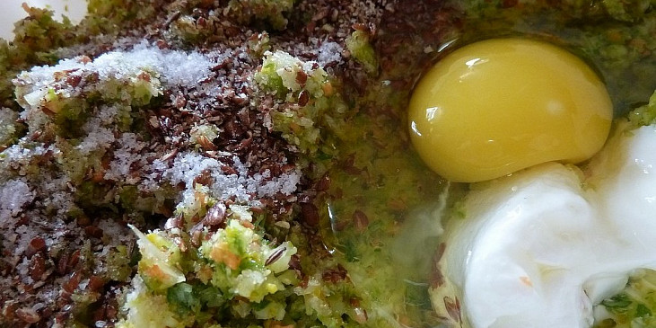 Brokolicové karbanátky s domácími hranolky a s jogurtovým  dipem (Přidáme ostatní ingredience)
