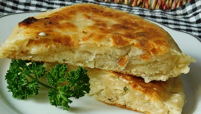 Česnekové placky plněné uzeným sýrem