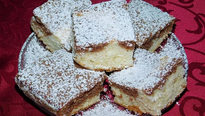 Hrnková olejová bábovka, Do těsta jsem přidala kokos...část jsem obarvila kakaem...nalila na plech..