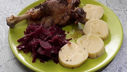 Husí stehno se zelím a knedlíkem - jednoduše