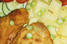 Plněné křidélko, plus plněná kotletka s bramborem a zeleninou