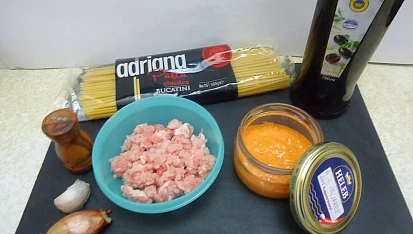 Makarony s mletým masem a pestem alla calabrese