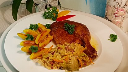 Pečená kachní stehna a voňavá kapusta s uzenou slaninou