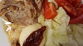 Pečený králík s hořčicí a anglickou slaninou