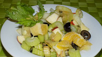 Salát z řapíkatého celeru s ovocem a olivami