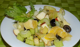 Salát z řapíkatého celeru s ovocem a olivami