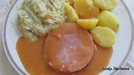 Uzená šunka v paprikové omáčce se zelím