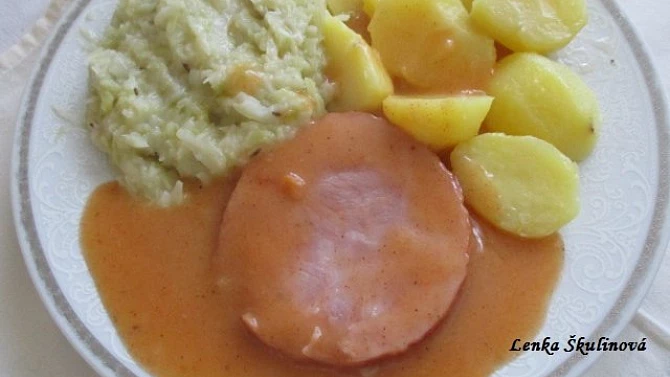 Uzená šunka v paprikové omáčce se zelím