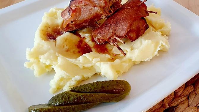Vepřové závitky s kysaným zelím a bramborovou kaší