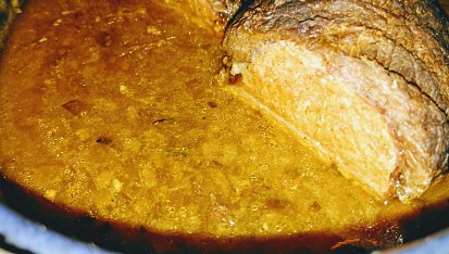 Hovězí roláda podle babči, Takovou barvu mi "vyrobilo" focení s bleskem, ve skutečnosti je náplň růžová. 