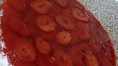 Nepečený piškotový dort s ovocem a zakysanou smetanou
