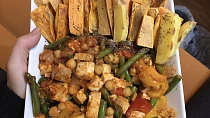 Pečené batáty s uzeným tofu, cizrnou a zeleninou