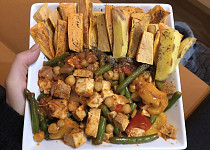 Pečené batáty s uzeným tofu, cizrnou a zeleninou
