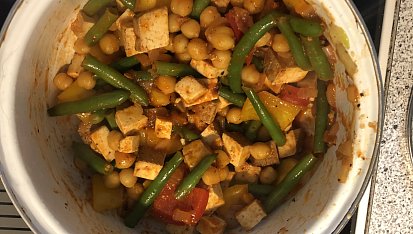 Pečené batáty s uzeným tofu, cizrnou a zeleninou