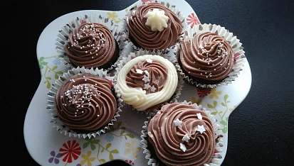 Perníkové cupcakes se skořicovým krémem, Čoko skořicove...