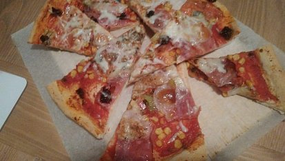 Rychlá pizza "domácí" sýrová a chorizo