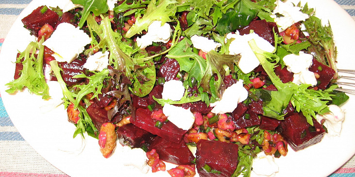 Salát z červené řepy s nivou a ořechy (Salat z cervene repy a nivou)