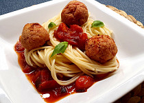 Špagety s rajčatovou omáčkou a šunkovými knedlíčky