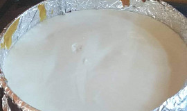 Tvarohovo-malinový koláč s bílou čokoládou