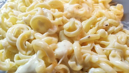 Vegetariánské těstoviny se sýrem a smetanou bez pečení v troubě