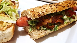 Americký a Caesar Hot dog