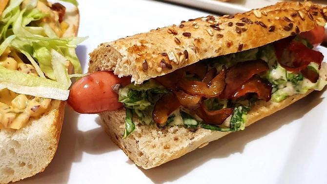 Americký a Caesar Hot dog