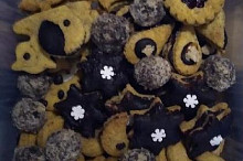 Kytičky a zvonečky jsou slepené marmeládou, další čokoládovou náplní (čokoládová poleva smíchaná s drobečky z těsta)