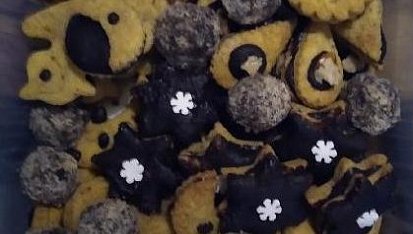DIA rohlíčky, košíčky i slepované tvary z jednoho těsta, Kytičky a zvonečky jsou slepené marmeládou, další čokoládovou náplní (čokoládová poleva smíchaná s drobečky z těsta)