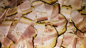 Hokkaido pečené na slanině, slanina byla jemně krájená a pekáček nevelký, takže cca 60 g slaniny vypadá hodně bohatě