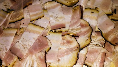 Hokkaido pečené na slanině, slanina byla jemně krájená a pekáček nevelký, takže cca 60 g slaniny vypadá hodně bohatě