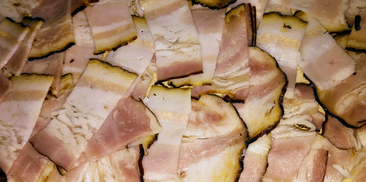 slanina byla jemně krájená a pekáček nevelký, takže cca 60 g slaniny vypadá hodně bohatě