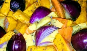 Hokkaido pečené na slanině, Okořeněné hokkaido, mrkev, brambory a cibule před pečením. Ještě pokapat olejem a šup do trouby.