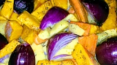 Hokkaido pečené na slanině, Okořeněné hokkaido, mrkev, brambory a cibule před pečením. Ještě pokapat olejem a šup do trouby.