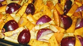 Hokkaido pečené na slanině, Po půl hodině pečení - je vidět, že to potřebuje ještě chvíli v troubě, ale už bude třeba kontrolovat.