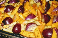 Po půl hodině pečení - je vidět, že to potřebuje ještě chvíli v troubě, ale už bude třeba kontrolovat.