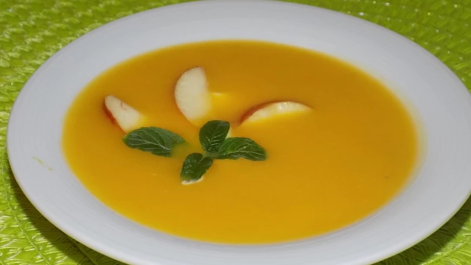 Hokkaido polévka  s jablky