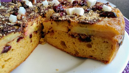 Obrácený jablečný koláč s brusinkami, skořicí a čokoládou