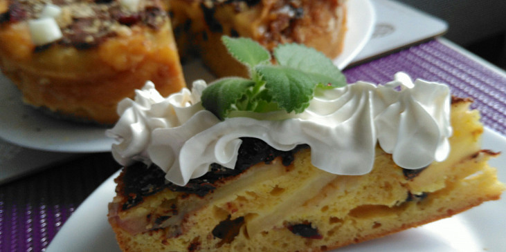 Obrácený jablečný koláč s brusinkami, skořicí a čokoládou