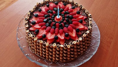 Supr čupr pařížský dort, Pařížský dort navíc ozdobený ovocem a trubičkami :) 