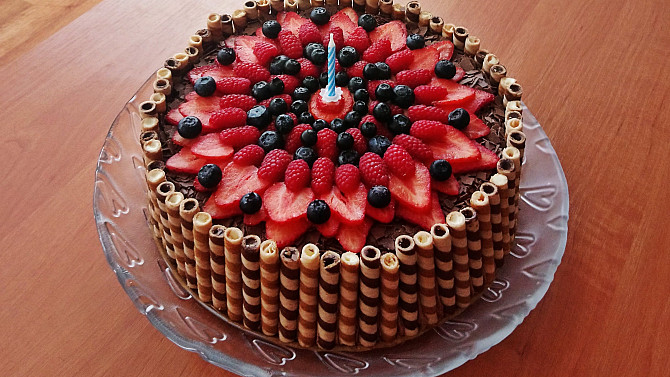 Supr čupr pařížský dort, Pařížský dort navíc ozdobený ovocem a trubičkami :) 