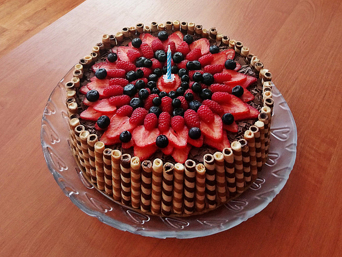 Supr čupr pařížský dort, Pařížský dort navíc ozdobený ovocem a trubičkami :) 
